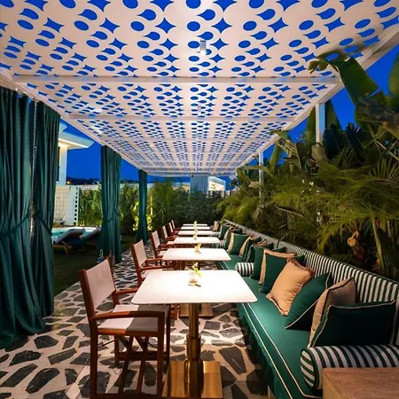 The Xon Hotel *